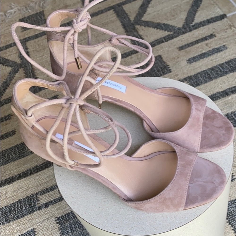 Diane Von Furstenberg NWB Taupe Heels